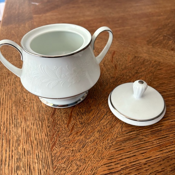 Noritake Ranier Pattern Sugar Bowl White and Platinum - Picture 4 of 5